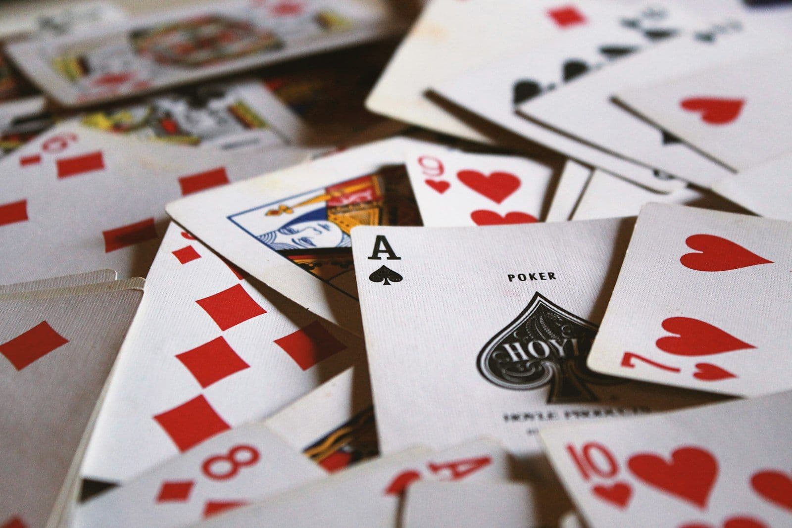 Högar av spelkort på ett bord, illustration till nya casino 2026 i Sverige